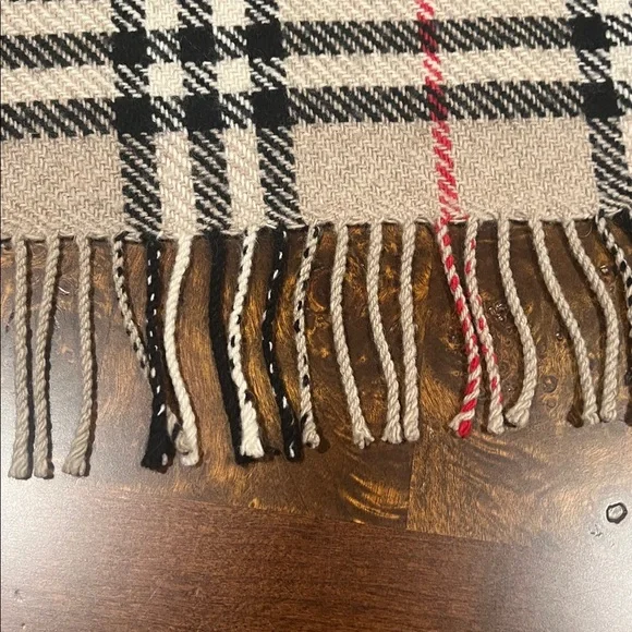 Burberry cashmere wool blend scarf. - Picture 4 of 5